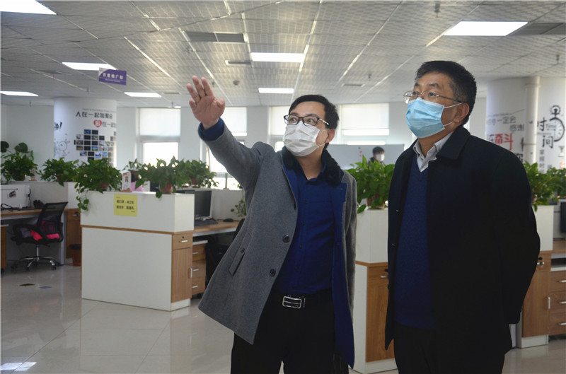 中共安陽市委統(tǒng)戰(zhàn)部副部長、市工商聯(lián)黨組書記郭洪俠一行調(diào)研安陽青峰防疫工作和復(fù)工復(fù)產(chǎn)情況